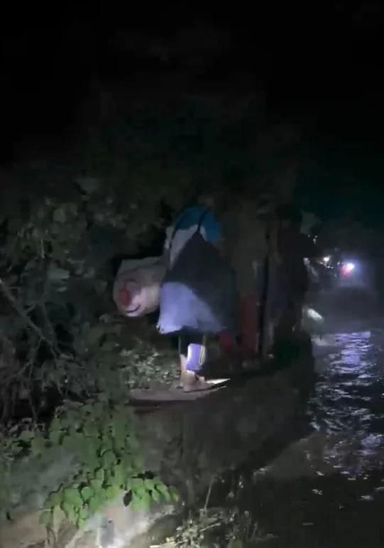 中玉束哈 北京怀柔强降雨致100多人被困“孤岛”，武警部队紧急救援